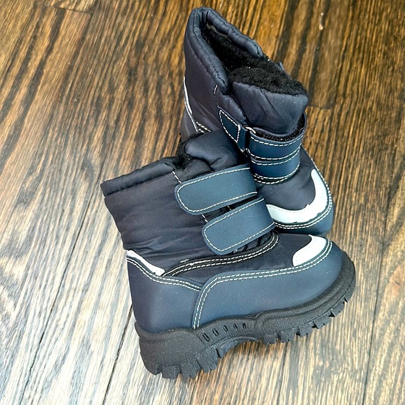 Snow Boots - Picture 1 of 6